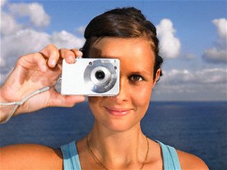 Dívka s digitálním fotoaparátem - moře